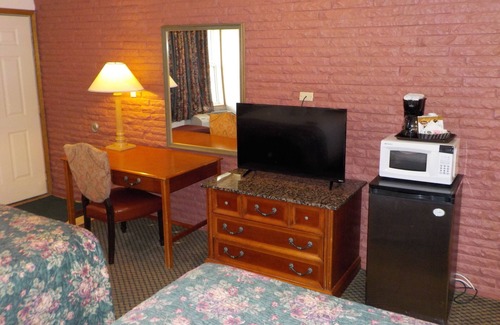 Albia Hotel | Indian Hills Inn & RV Park: Family-Friendly Getaway Awaits