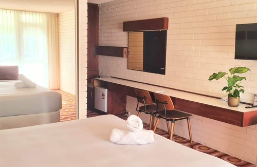 Scarborough Hotel | Relax at Indian Ocean Hotel with Pool & Spa Amenities