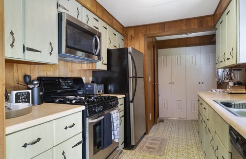 Indian River House | Indian River - Cozy Retreat with Kitchen & Pet-Friendly Perks