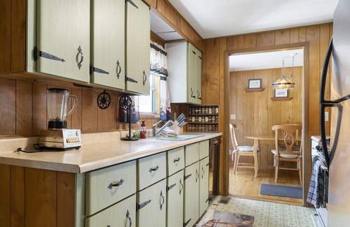 Indian River House | Indian River - Cozy Retreat with Kitchen & Pet-Friendly Perks