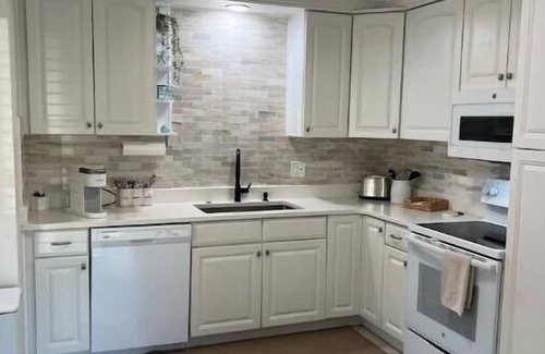 Indian Rocks Beach Cottage | Beachfront Indian Rocks Cottage with Pool & Ocean Views