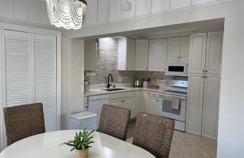 Indian Rocks Beach Cottage | Beachfront Indian Rocks Cottage with Pool & Ocean Views
