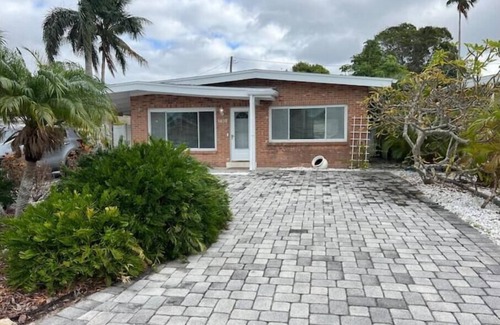 Indian Rocks Beach Cottage | Beachfront Indian Rocks Cottage with Pool & Ocean Views