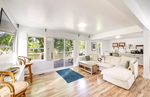 Indianapolis Apartment | Charming Indianapolis Riverfront Rental with Deck & Ocean Views