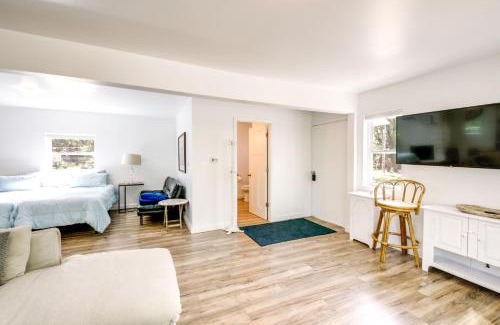 Indianapolis Apartment | Charming Indianapolis Riverfront Rental with Deck & Ocean Views
