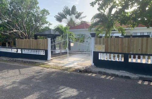 Treasure Beach House | Experience Ocean Views at Indianna Guest House, Treasure Beach