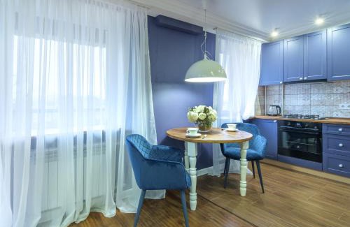 Dzerzhyns'kyi District Apartment | Budget-Friendly Indigo: Pet & Child Friendly Retreat