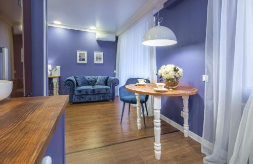 Dzerzhyns'kyi District Apartment | Budget-Friendly Indigo: Pet & Child Friendly Retreat