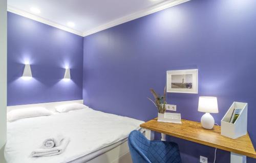 Dzerzhyns'kyi District Apartment | Budget-Friendly Indigo: Pet & Child Friendly Retreat
