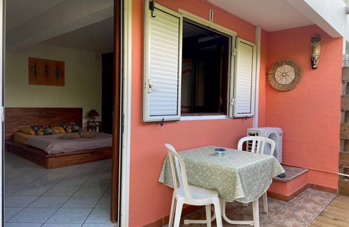 Plateau-Caillou Apartment | Cozy Studio with Terrace and Breakfast Included
