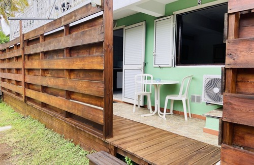 Plateau-Caillou Apartment | Cozy Studio with Terrace and Breakfast Included