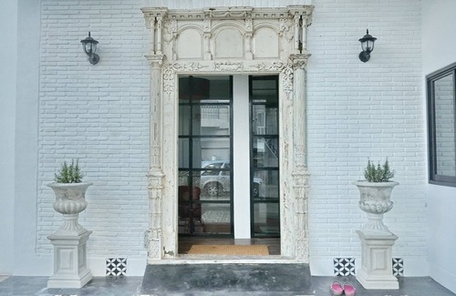 Chang Phueak Apartment | Indochine Residences: Comfortable 4 Bed Suites with Breakfast