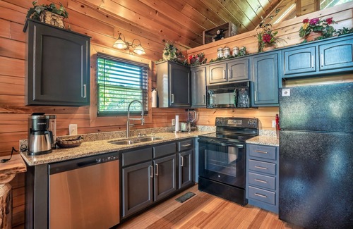 Pigeon Forge Cabin | Guest Rated 10/10: Heated Pool & Hot Tub Near Pigeon Forge