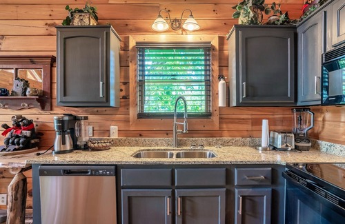 Pigeon Forge Cabin | Guest Rated 10/10: Heated Pool & Hot Tub Near Pigeon Forge