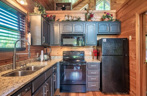 Pigeon Forge Cabin | Guest Rated 10/10: Heated Pool & Hot Tub Near Pigeon Forge