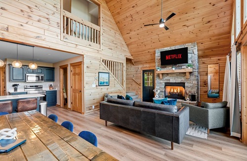 Wolf Laurel Cabin | Experience Mountain Views with Hot Tub and Indoor Slide
