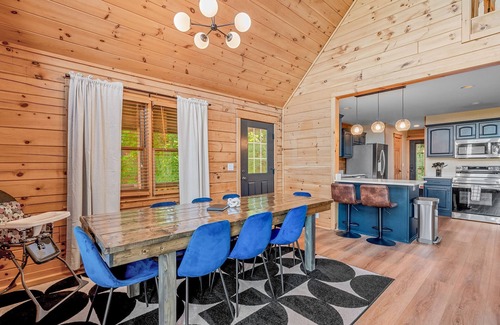 Wolf Laurel Cabin | Experience Mountain Views with Hot Tub and Indoor Slide