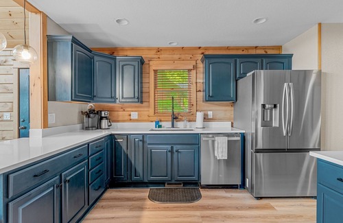 Wolf Laurel Cabin | Experience Mountain Views with Hot Tub and Indoor Slide
