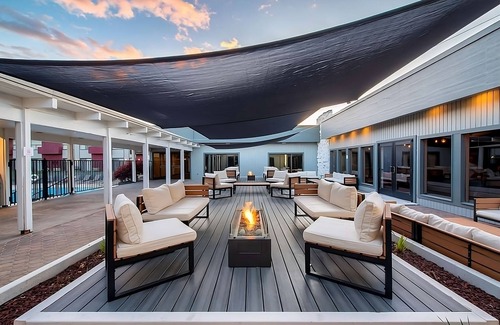 Tri-Cities Resort | Experience Comfort in a Contemporary Unit with Pool Access