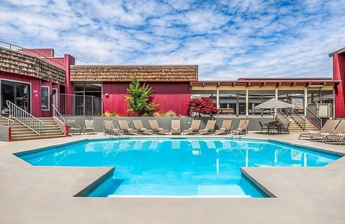 Tri-Cities Resort | Experience Comfort in a Contemporary Unit with Pool Access