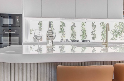 Mermaid Waters Apartment | Experience Elegance in Mermaid Waters with Oceanfront Views