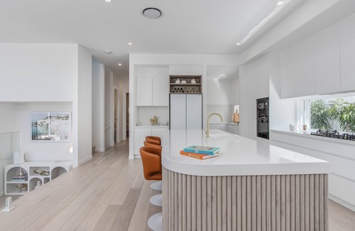 Mermaid Waters Apartment | Experience Elegance in Mermaid Waters with Oceanfront Views