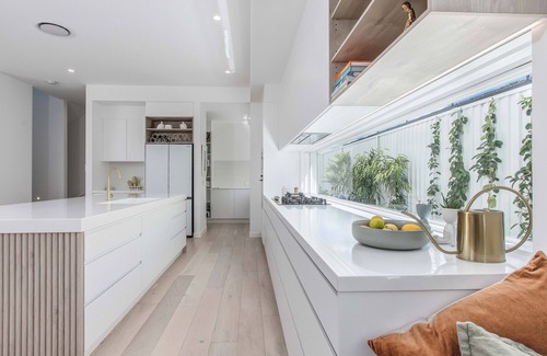 Mermaid Waters Apartment | Experience Elegance in Mermaid Waters with Oceanfront Views