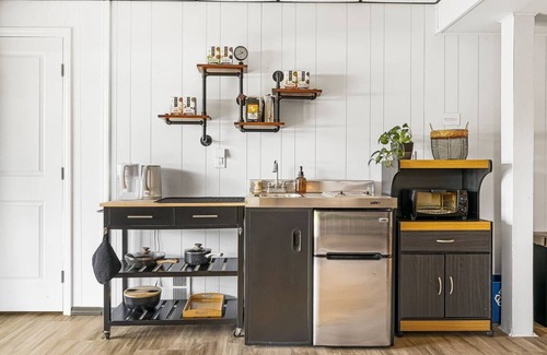 Leicester Apartment | Experience Comfort in a Newly Remodeled Garden Studio