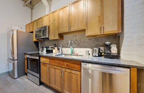 Cleveland Bed & Breakfast | Trendy 1BD Loft with Kitchen in Downtown CLE