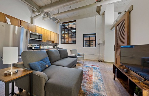 Cleveland Bed & Breakfast | Trendy 1BD Loft with Kitchen in Downtown CLE