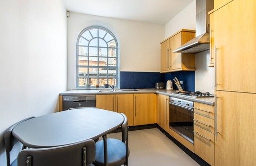 Newark Apartment | Stylish 2-Bed Apartment in Central Newark with Kitchen