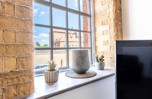 Newark Apartment | Stylish 2-Bed Apartment in Central Newark with Kitchen