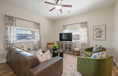 College Station House | Industrial-Chic Cottage Retreat with Outdoor Space Near Kyle Field & Easterwood Airport in Dr. College Station, Texas