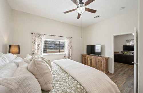 College Station House | Industrial-Chic Cottage Retreat with Outdoor Space Near Kyle Field & Easterwood Airport in Dr. College Station, Texas
