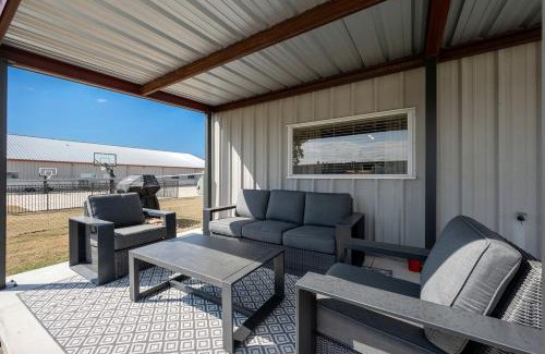 College Station House | Industrial-Chic Cottage Retreat with Outdoor Space Near Kyle Field & Easterwood Airport in Dr. College Station, Texas