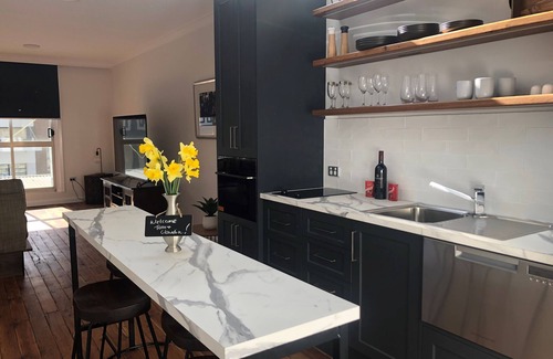 Goulburn Apartment | Stylish Industrial Unit in the Heart of CBD with Pool & Spa