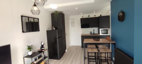 Saint-Priest Apartment | Modern Indy Appart: Family-Friendly Retreat with a Balcony