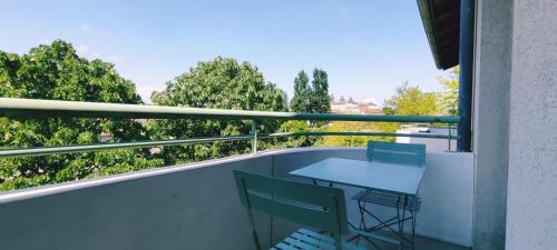 Saint-Priest Apartment | Modern Indy Appart: Family-Friendly Retreat with a Balcony