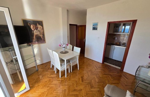 Lozica Apartment | Bright and Welcoming Indy's Sunny Apartment - Family Friendly