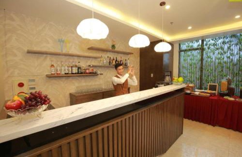 Dich Vong Hau Hotel | Affordable Comfort at Inearth Hotel with Breakfast Included