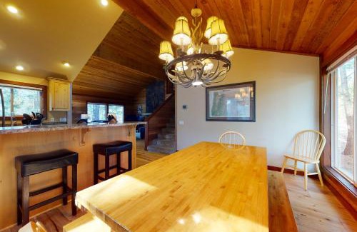 Overlook Park House | Endless Adventure Awaits: Pet-Friendly Haven with Pools
