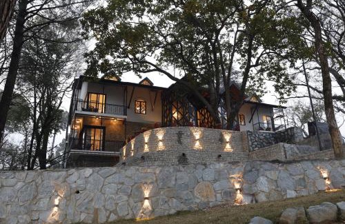 Palampur Hotel | Experience Infinitea Dakbunglow with Pool & Ocean Views