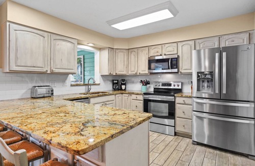 Fort Myers Apartment | Experience Relaxation: Pool, Spa, Kayaks & Ocean Views