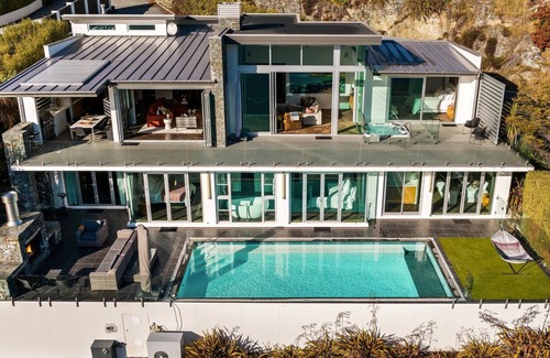 Kelvin Heights House | Infinity Heights - Infinity Pool with Lake View