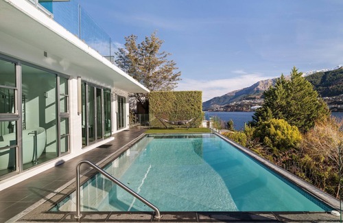 Kelvin Heights House | Infinity Heights - Infinity Pool with Lake View