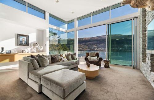 Kelvin Heights House | Enchanting Infinity Heights: Oceanfront Bliss Awaits
