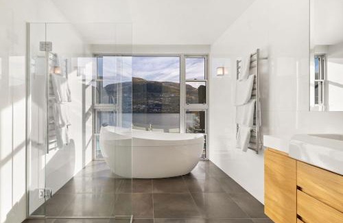 Kelvin Heights House | Enchanting Infinity Heights: Oceanfront Bliss Awaits