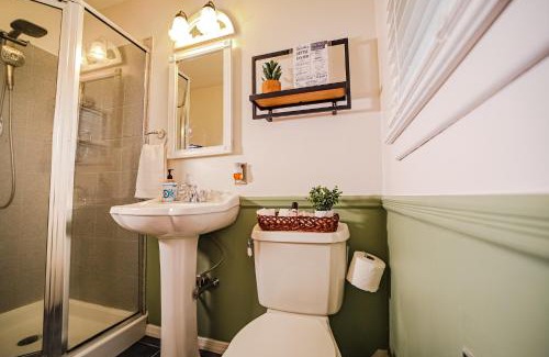 Wantage House | Infinity MountView House: Guest Rated 10/10 with Pool & Dining