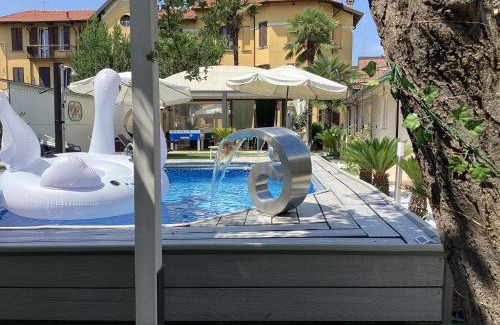 Rho Bed & Breakfast | Serene Infinity Passion: Poolside Bliss with Ocean Views