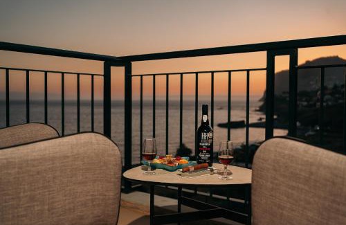 Sao Martinho Apartment | Inviting Oceanfront Escape with Infinity Pool & Sunset Views
